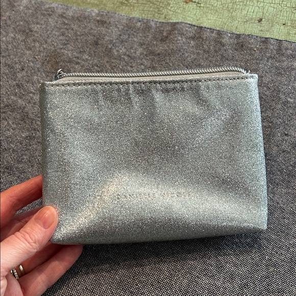 Disney Beauty and the Beast Mrs Potts & Chip Danielle Nicole Glitter Clutch - Picture 4 of 5